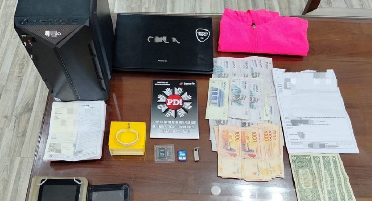 Parte de los elementos secuestrados en la casa de uno de los investigados.&nbsp;