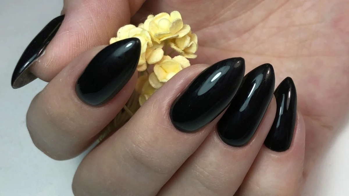 Qué significa usar uñas negras, según la teoría que se volvió tendencia Qué significa usar uñas negras, según la teoría que se volvió tendencia