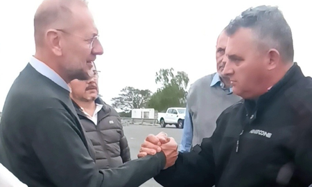 El ministro de Gestión Pública, Marcos Corach, y el padre de la taxista herida acordaron el cese de la protesta en la autopista. El ministro de Gestión Pública, Marcos Corach, y el padre de la taxista herida acordaron el cese de la protesta en la autopista.
