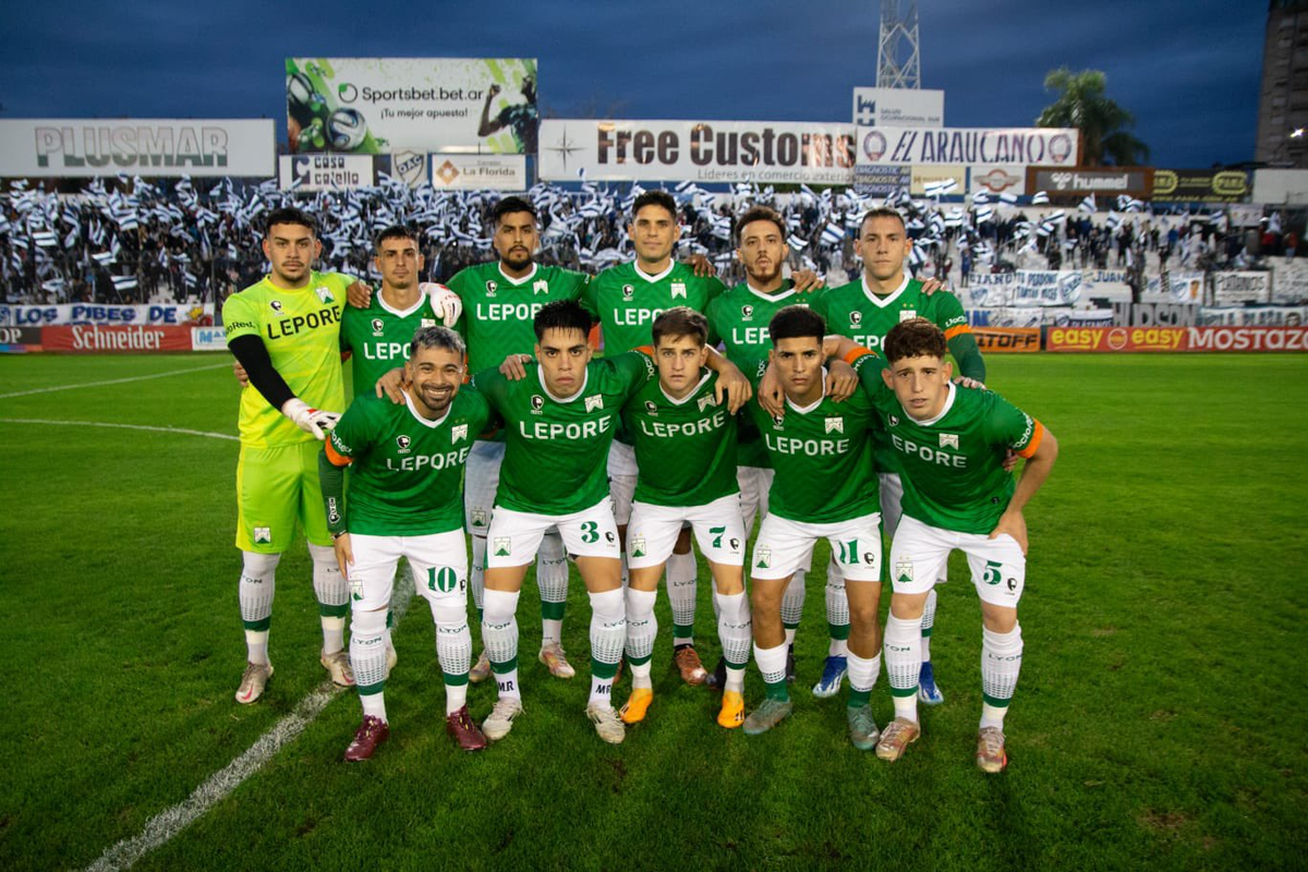 Ganó de visitante, se retiraba con música a todo volumen con su parlante y los rivales lo fueron a increpar. Ganó de visitante, se retiraba con música a todo volumen con su parlante y los rivales lo fueron a increpar.