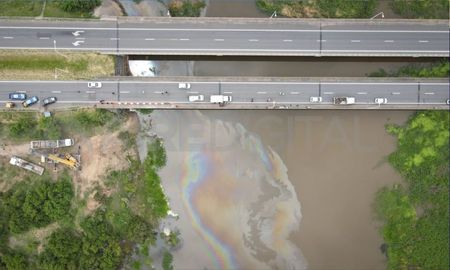 Continuarán buscando en las aguas el cuerpo del camionero tras el accidente en la Ruta Nacional 168. Continuarán buscando en las aguas el cuerpo del camionero tras el accidente en la Ruta Nacional 168.