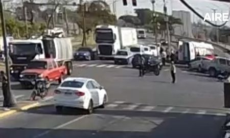 Cortaron unos minutos el acceso a la autopista. Imagen exclusiva de las cámaras de AIRE. Cortaron unos minutos el acceso a la autopista. Imagen exclusiva de las cámaras de AIRE.