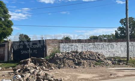 Los delincuentes ingresaron al club Nacional, provocaron destrozos y se robaron mercadería, indumentaria deportiva y hasta las camisetas del fútbol infantil. Los delincuentes ingresaron al club Nacional, provocaron destrozos y se robaron mercadería, indumentaria deportiva y hasta las camisetas del fútbol infantil.
