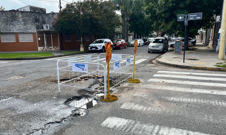 Tras la visibilización del problema desde el móvil de AIRE, Assa señalizó el bache profundo que generaba riesgo en Candioti Norte. Tras la visibilización del problema desde el móvil de AIRE, Assa señalizó el bache profundo que generaba riesgo en Candioti Norte.
