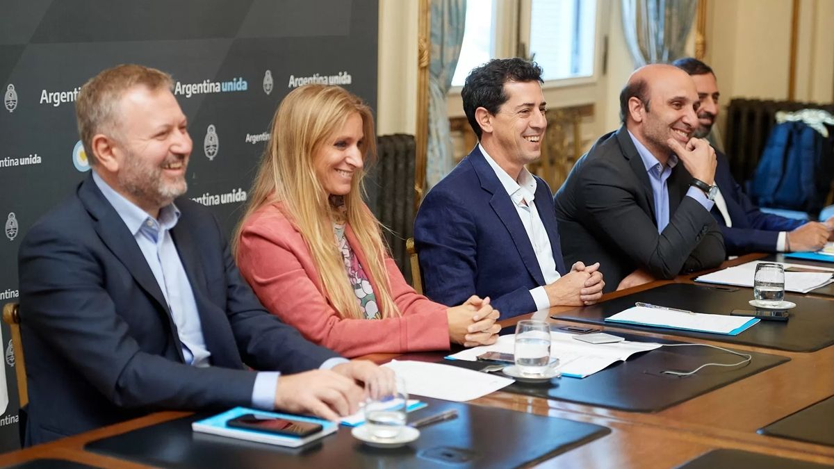 La medida fue informada por el ministro del Interior, Eduardo "Wado" de Pedro, al encabezar una reunión virtual con gobernadoras y gobernadores de las provincias con pasos internacionales.