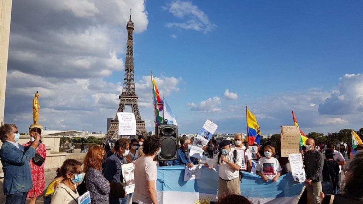 Los manifestantes se congregaron frente a la Torre Eiffel