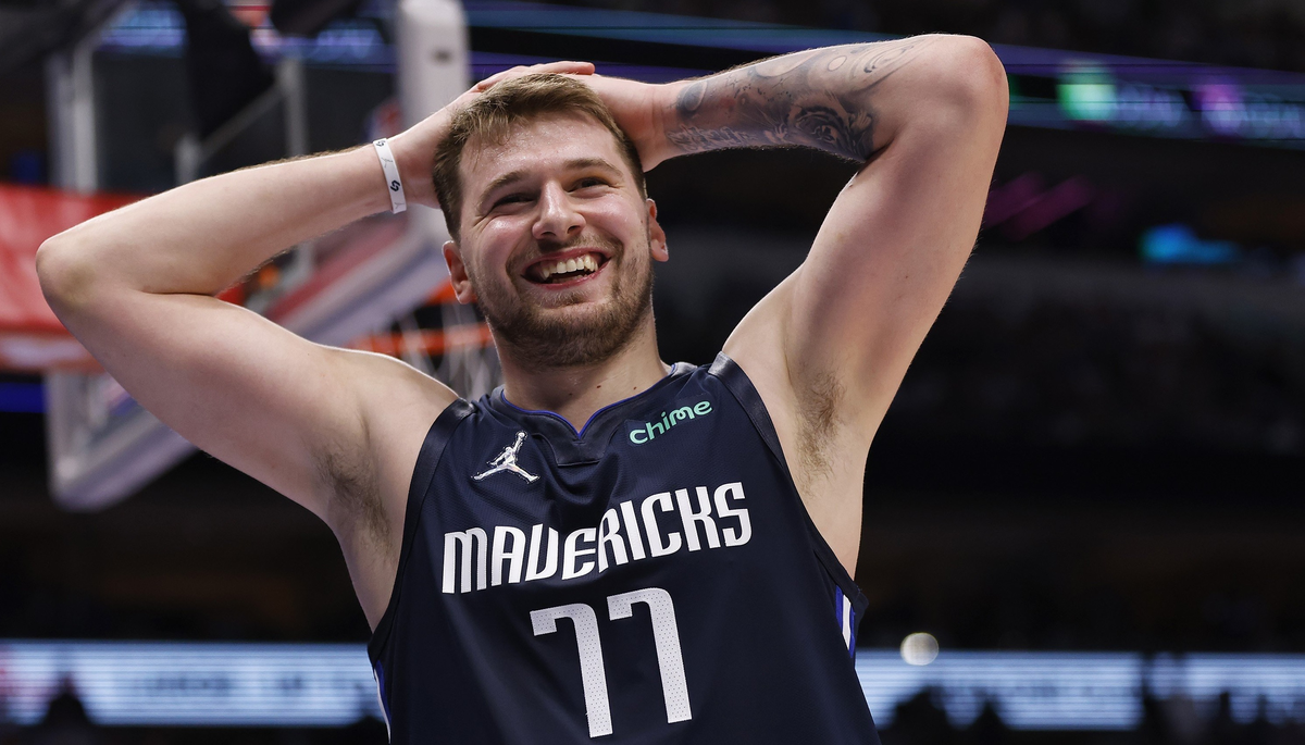 Luka Doni es un jugador de baloncesto esloveno, que pertenece a la plantilla de los Dallas Mavericks de la NBA. Con 2,01 metros de altura juega en la posición de base, pero puede jugar tanto de escolta como de alero.