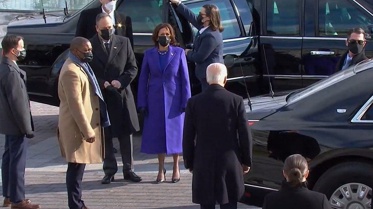 Kamala Harris junto a su esposo llegando a la ceremonia de asunción como vicepresidenta de Estados Unidos.