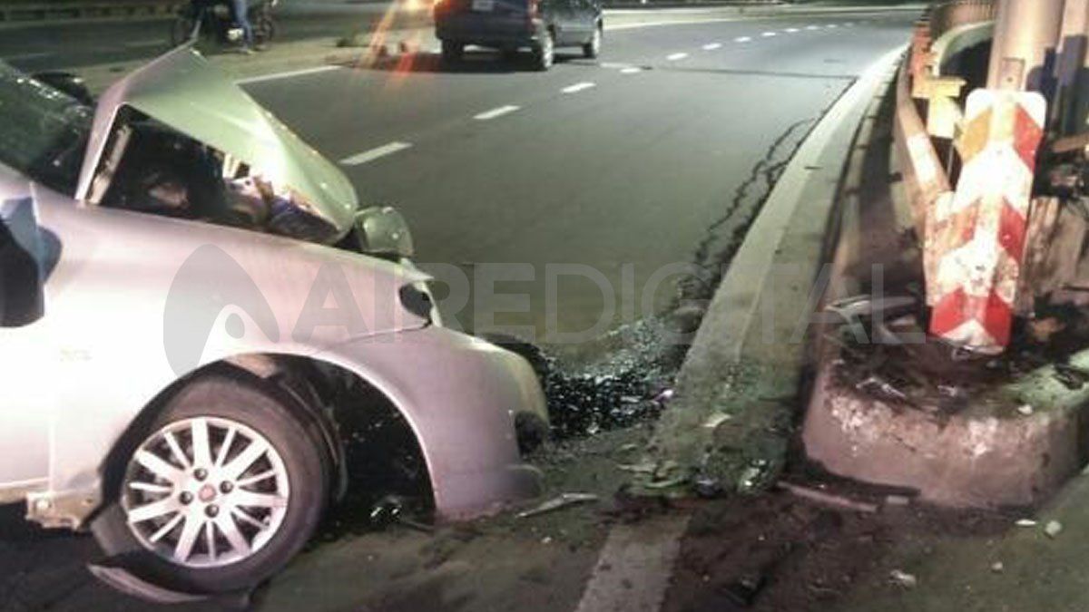 El automovilista chocó contra el guardarrail que divide el carril de ingreso a Santa Fe por Bulevar Gálvez y el rulo para tomar Avenida Alem. 