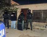 En el marco del plan de seguridad impulsado por el gobierno de Santa Fe, fuerzas policiales realizaron este lunes seis allanamientos en barrio Loyola de la ciudad capital. En el marco del plan de seguridad impulsado por el gobierno de Santa Fe, fuerzas policiales realizaron este lunes seis allanamientos en barrio Loyola de la ciudad capital.