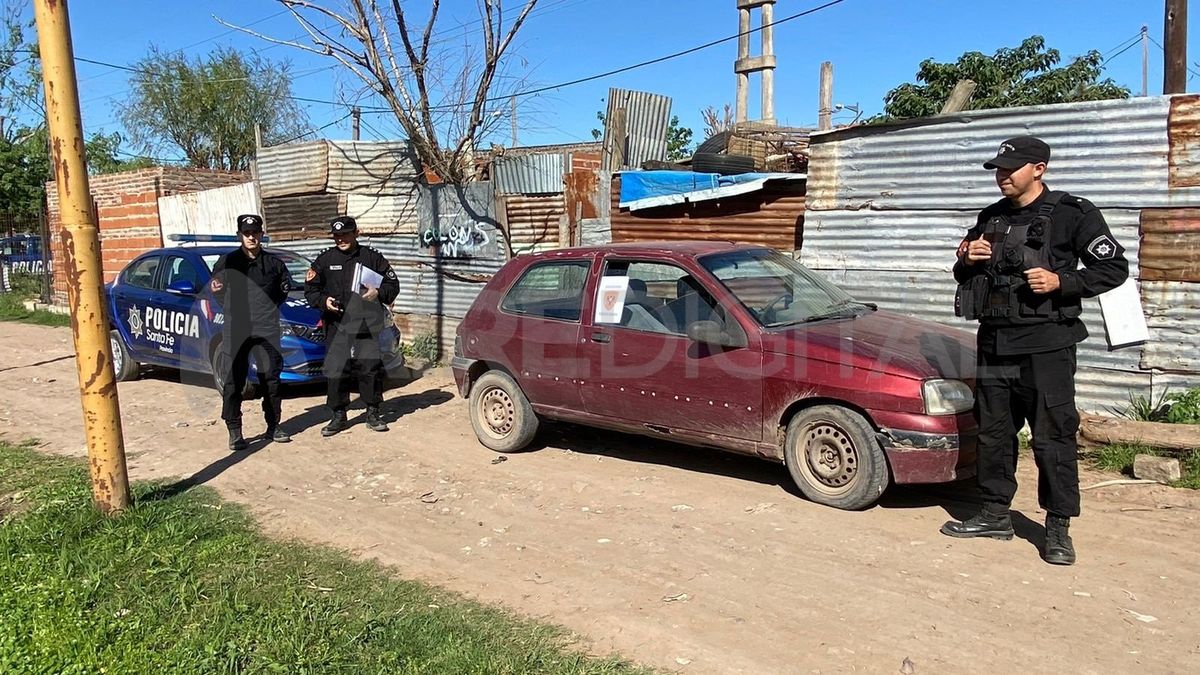 Policías custodiaron el vehículo tras la persecución.&nbsp;
