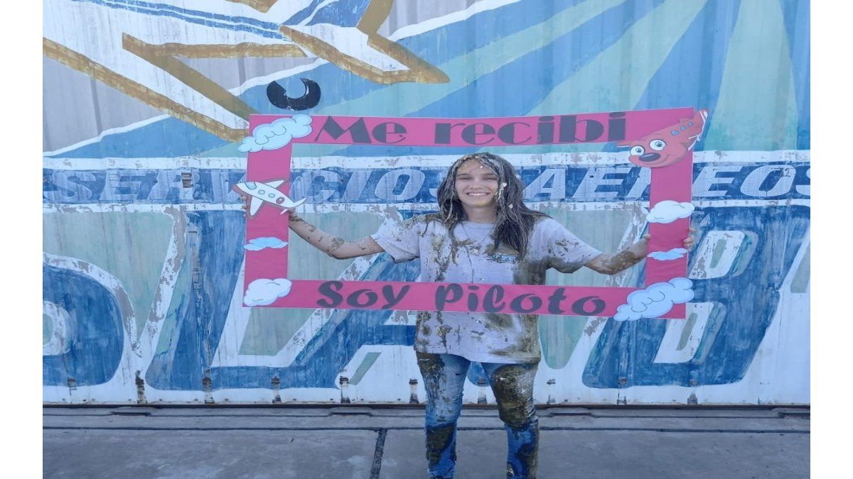 Abigail obtuvo su licencia de PPA el 8 de diciembre en Alvear (y también tuvo “bautismo” en San Cristóbal, foto) y, dos días después, completó sus estudios secundarios en la EET 474 Tambor de Tacuarí, de su ciudad natal, y como escolta de la bandera nacional en el acto de egreso.