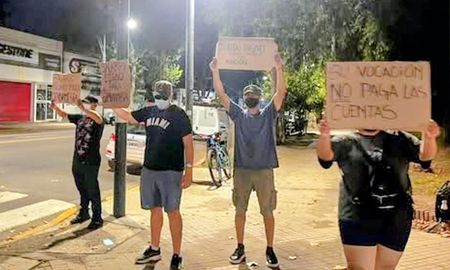 Un pequeño grupo que decía pertenecer a Gendarmería se manifestó el martes a la noche frente al Destacamento Móvil 2, en Rosario. Un pequeño grupo que decía pertenecer a Gendarmería se manifestó el martes a la noche frente al Destacamento Móvil 2, en Rosario.