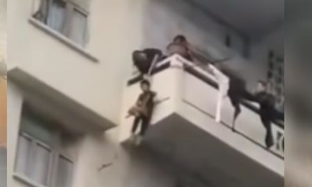 rescate de alto riesgo: descuelgan a su nieto por el balcon de un quinto piso para salvar a su gato rescate de alto riesgo: descuelgan a su nieto por el balcon de un quinto piso para salvar a su gato