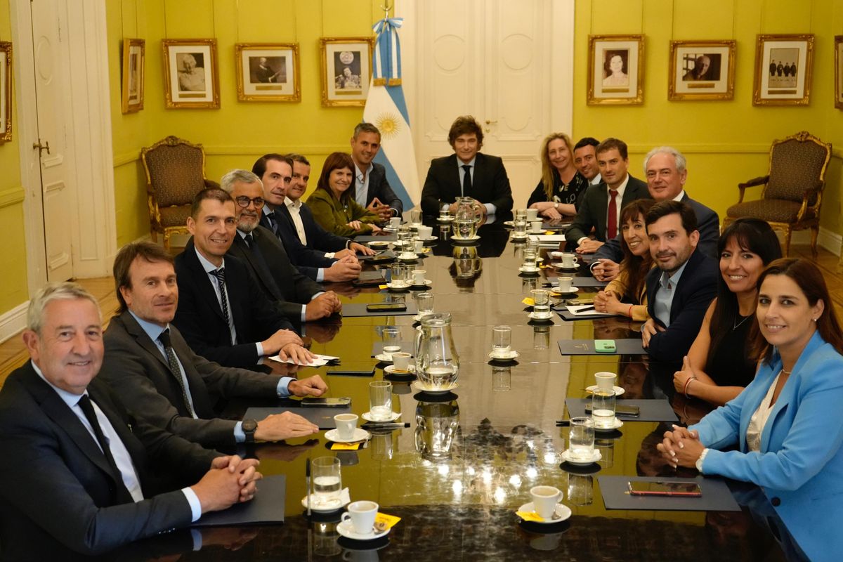 La reunión de Javier Milei con los diputados radicales que responden a Rodrigo De Loredo redibuja las fronteras entre oficialismo y oposición. La reunión de Javier Milei con los diputados radicales que responden a Rodrigo De Loredo redibuja las fronteras entre oficialismo y oposición.