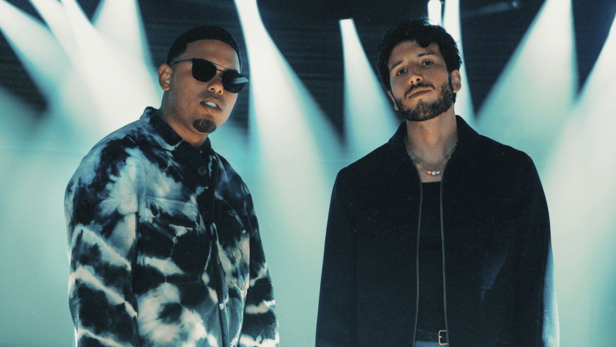 Sebastián Yatra y Mike Towers se juntaron para la canción que llega acompañado de un videoclip grabado el teatro Adrienne Arsht Center en Miami.