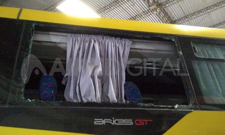 Desconocidos rompieron una de las ventanillas del colectivo que circulaba por la Circunvalación Oeste, a la altura del Mercado de Productores. Desconocidos rompieron una de las ventanillas del colectivo que circulaba por la Circunvalación Oeste, a la altura del Mercado de Productores.