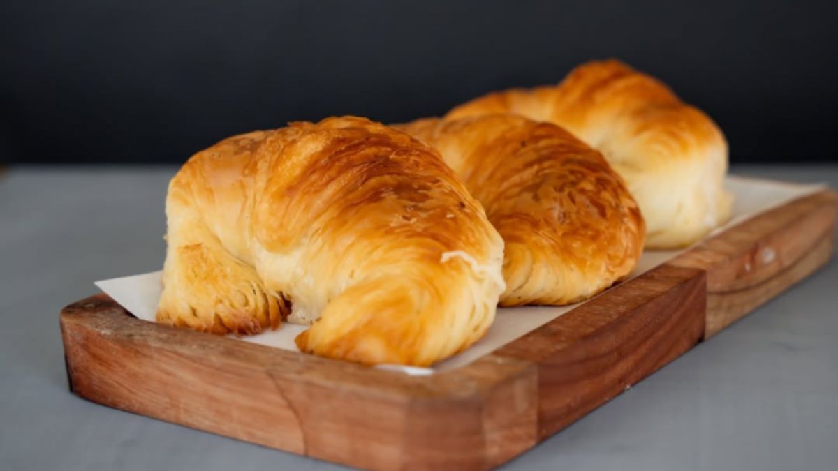 La Panadería de Funes, un emblema desde el siglo pasado, hornea diariamente miles de piezas artesanales siguiendo procesos de fermentación lenta, lo que convierte a sus medialunas en el producto más demandado del Gran Rosario.