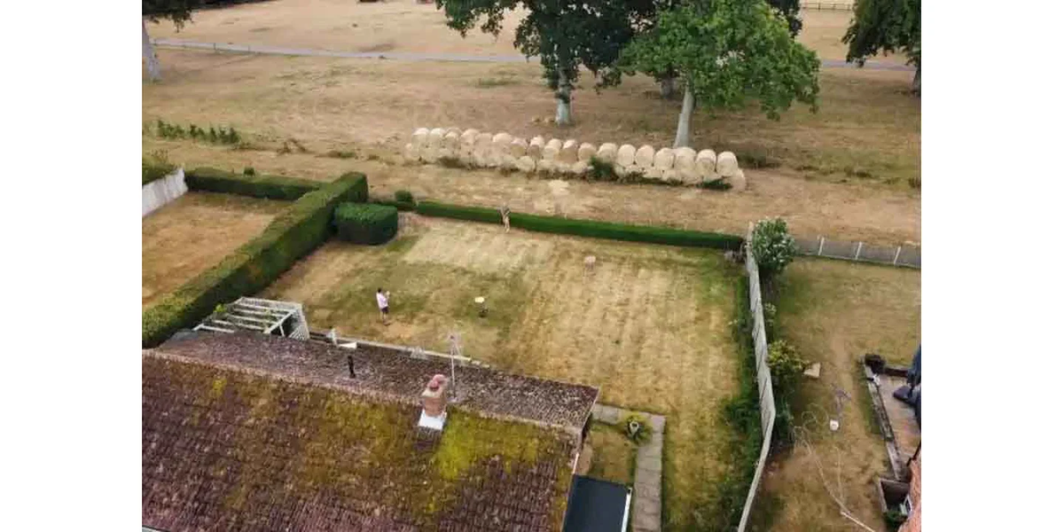 Un hombre decidió construir un muro para taparle la vista a su vecino. Pero la guerra entre ellos tiene un origen más antiguo.