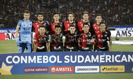 El equipo de Colón antes de salir a jugar la final de la Copa Sudamericana El equipo de Colón antes de salir a jugar la final de la Copa Sudamericana