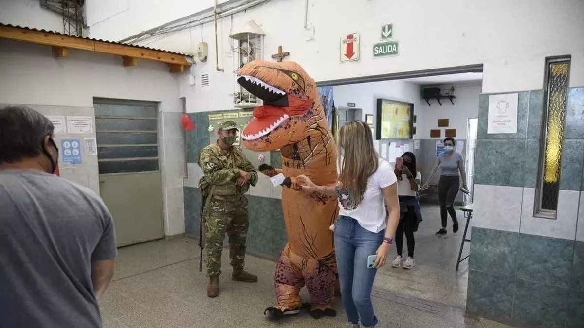 Un rosarino sorprendió a todos votando disfrazado de dinosaurio