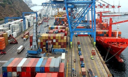 La balanza comercial interanual de marzo arrojó que las exportaciones subieron 30,1%, mientras que las importaciones fueron de 1,7%, por lo que resultó un superávit de US$ 2.523 millones, según consignó el Instituto Nacional de Estadística y Censos (INDEC). La balanza comercial interanual de marzo arrojó que las exportaciones subieron 30,1%, mientras que las importaciones fueron de 1,7%, por lo que resultó un superávit de US$ 2.523 millones, según consignó el Instituto Nacional de Estadística y Censos (INDEC).