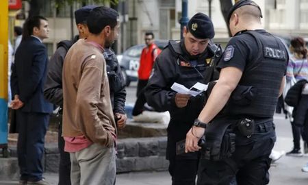 Un hombre que fue demorado y trasladado por la policía a dependencias policiales en cinco oportunidades desde el pasado 1 de julio. Un hombre que fue demorado y trasladado por la policía a dependencias policiales en cinco oportunidades desde el pasado 1 de julio.