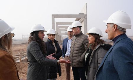 La secretaria de Asuntos Penales del Ministerio de Justicia y Seguridad de Santa Fe, Lucía Masneri, junto con el secretario de Relaciones Internacionales de la Provincia, Claudio Díaz, y el secretario de la Unidad Ejecutora en Infraestructura, Diego Leone, recibieron este martes a una delegación de funcionarios de la República de Chile La secretaria de Asuntos Penales del Ministerio de Justicia y Seguridad de Santa Fe, Lucía Masneri, junto con el secretario de Relaciones Internacionales de la Provincia, Claudio Díaz, y el secretario de la Unidad Ejecutora en Infraestructura, Diego Leone, recibieron este martes a una delegación de funcionarios de la República de Chile