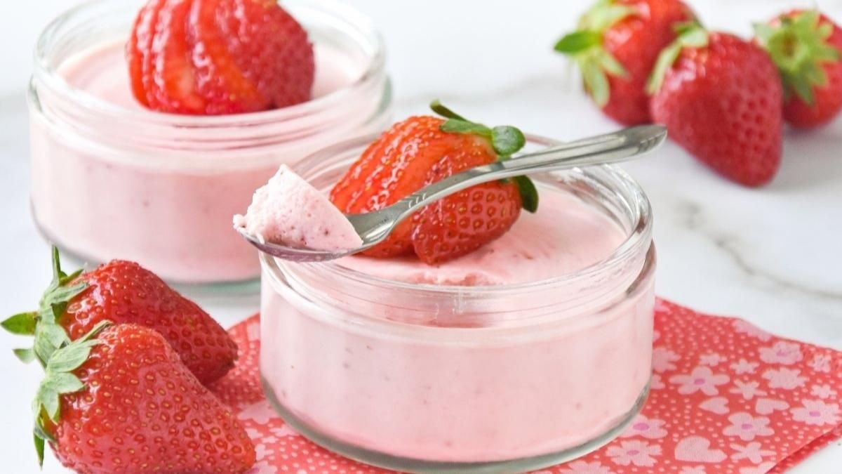 La mousse de frutilla sin azúcar se prepara en pocos minutos y no necesita horno.