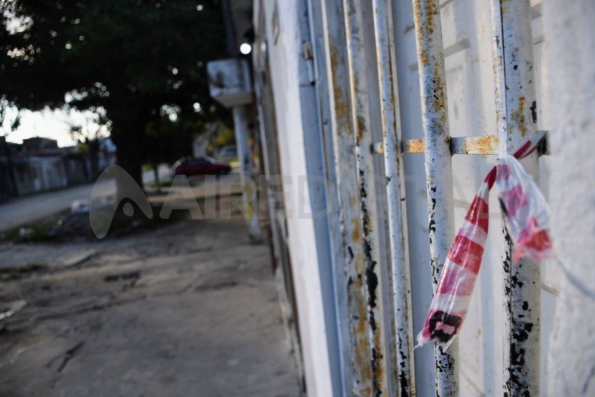 Triple crimen: asesinaron a un hombre de 27 años, a una mujer de 25 y a una nena de 6 en el sur de Rosario.