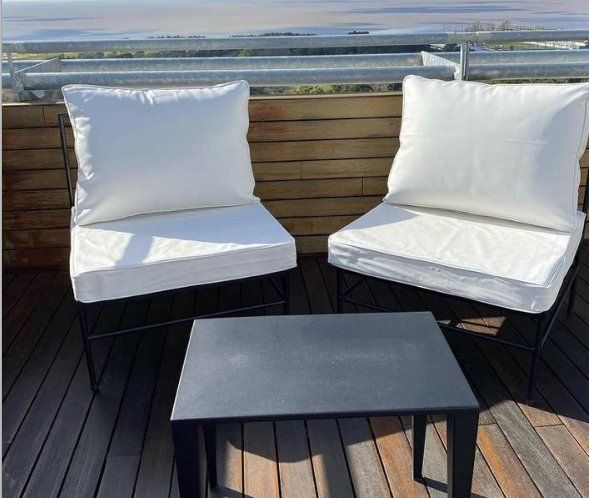 CUANDO NECESITA UN RESPIRO, CLAUDIA SUBE A LA TERRAZA.