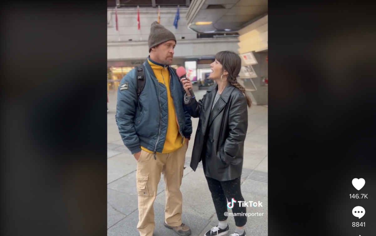 En el video de TikTok, se puede apreciar la evidente incomodidad de la reportera ante la ideología del hombre.