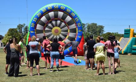 Miles de chicos, chicas y adolescentes están disfrutando de clubes y piletas dispuestas para las colonias a través del programa “Santa Fe Más Verano” Miles de chicos, chicas y adolescentes están disfrutando de clubes y piletas dispuestas para las colonias a través del programa “Santa Fe Más Verano”