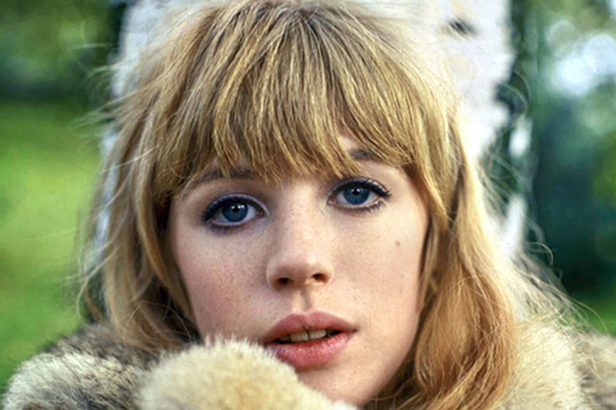 En 1946 nace la cantante y actriz británica Marianne Faithfull