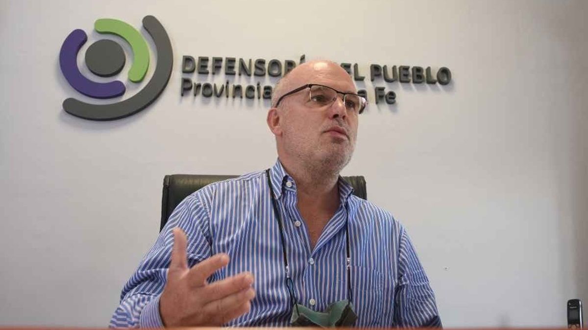 Jorge Henn, titular de la Defensoría del Pueblo de la provincia de Santa Fe, brindó recomendaciones para tener en cuenta antes de contratar un viaje de egresados. Jorge Henn, titular de la Defensoría del Pueblo de la provincia de Santa Fe, brindó recomendaciones para tener en cuenta antes de contratar un viaje de egresados.