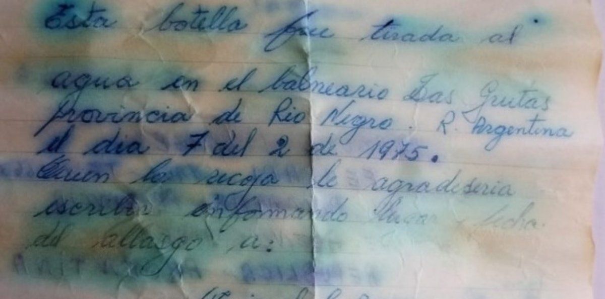 Encontró un mensaje en una botella y buscó a quien la había arrojado al mar 44 años atrás