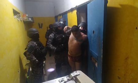 Efectivos de las fuerzas especiales de la policía provincial irrumpió en las diferentes celdas en operativos de control y requisa, que concluyeron en el traslado de presos de alto perfil. Efectivos de las fuerzas especiales de la policía provincial irrumpió en las diferentes celdas en operativos de control y requisa, que concluyeron en el traslado de presos de alto perfil.