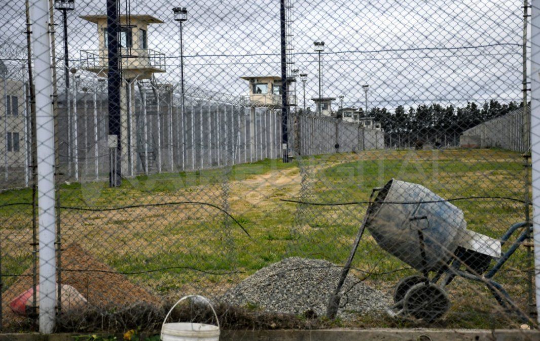 Este lunes arreglaron el tejido que cortaron los civiles para ingresar al penal. 