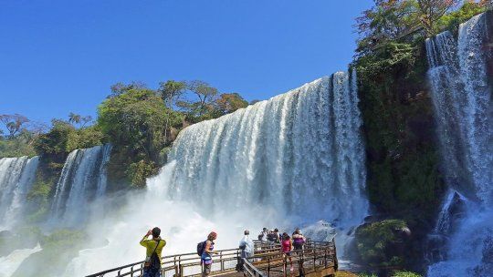 Las Cataratas del Iguazú registran en abril una de las mejores relaciones entre caudal de agua y confort ambiental, evitando las temperaturas extremas de la zona subtropical misionera.