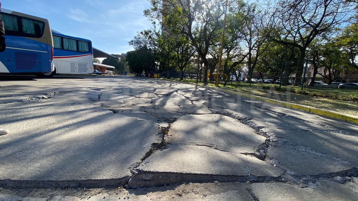 Gran deterioro y estado de abandono en la carpeta asfáltica del corredor interno de la terminal de ómnibus Manuel Belgrano.