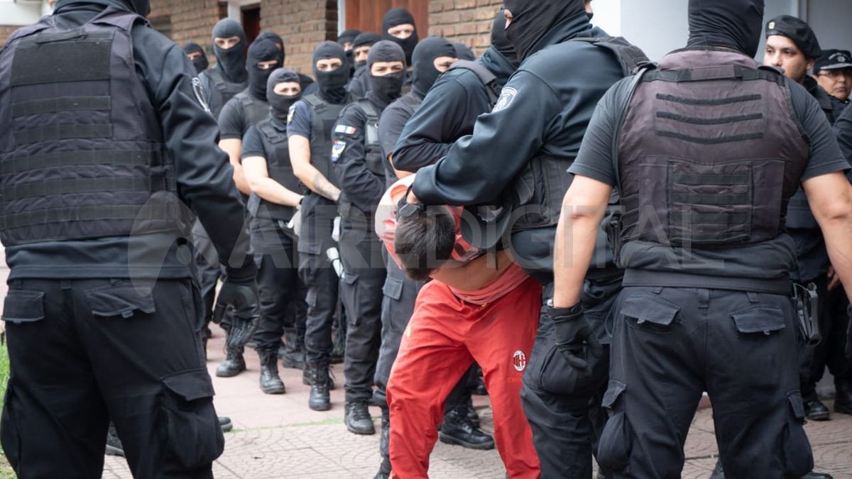 Traslado de presos en Santa Fe y Santo Tomé al penal de Las Flores. Traslado de presos en Santa Fe y Santo Tomé al penal de Las Flores.