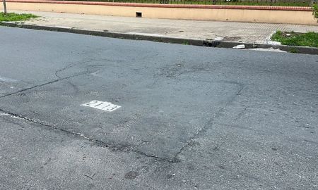 El hundimiento está en medio de la calle y afecta a una dársena de estacionamiento.