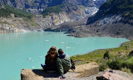 El color oscuro del glaciar surge del arrastre de sedimentos rocosos durante su descenso, un proceso que lo diferencia de las masas de hielo blanco del resto de la región. El color oscuro del glaciar surge del arrastre de sedimentos rocosos durante su descenso, un proceso que lo diferencia de las masas de hielo blanco del resto de la región.