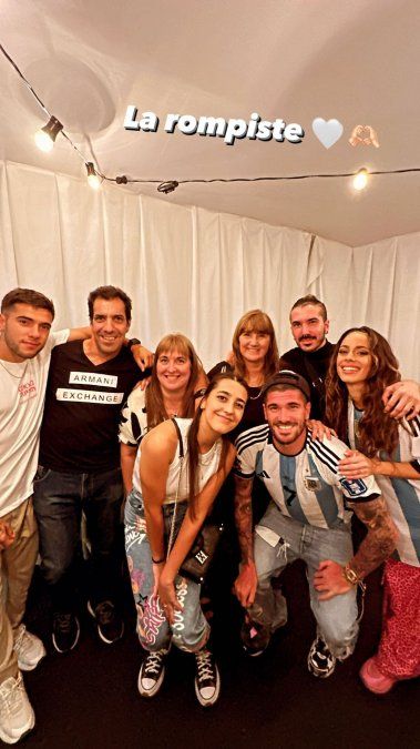 La familia de Rodrigo De Paul estuvo en el recital de Tini Stoessel.