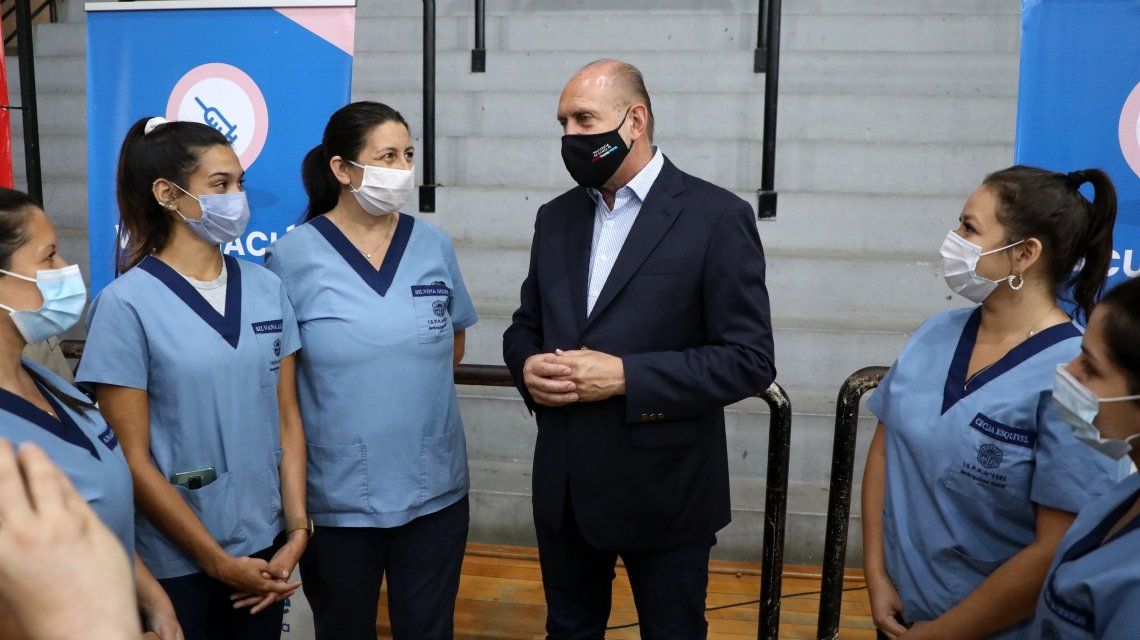 El gobernador Omar Perotti visitó el operativo de vacunación docentes en la capital provincial.&nbsp;