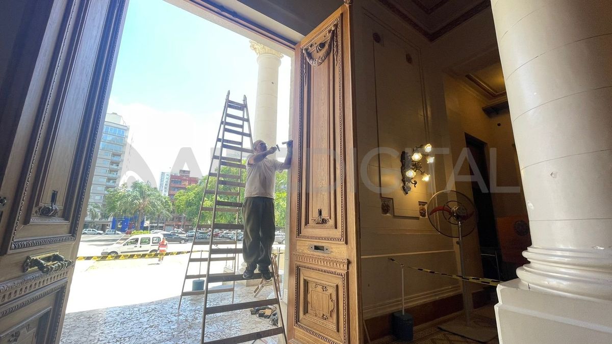 Restituyen la puerta principal de la Legislatura, restaurada tras los destrozos durante la reforma jubilatoria