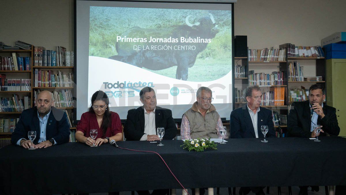 Autoridades municipales y universitarias, junto a los organizadores de la muestra lechera, encabezaron el acto.
