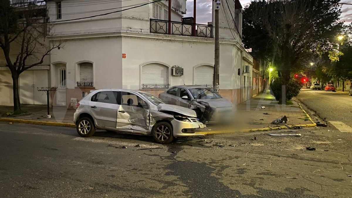 Un tercer vehículo involucrado, la camioneta Fiat Toro, por la mañana ya no se encontraba en la esquina del choque. Un tercer vehículo involucrado, la camioneta Fiat Toro, por la mañana ya no se encontraba en la esquina del choque.