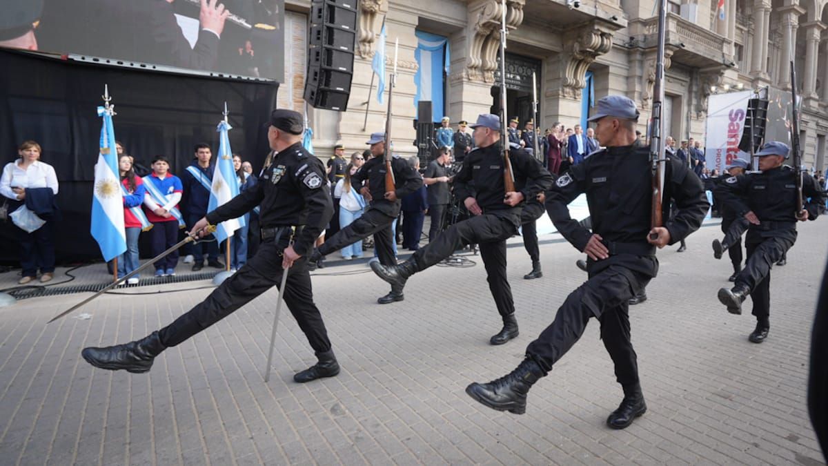 Con la Casa de Gobierno de fondo, se realizó el acto central y el desfile cívico-militar por el 25 de Mayo en Santa Fe. Con la Casa de Gobierno de fondo, se realizó el acto central y el desfile cívico-militar por el 25 de Mayo en Santa Fe.