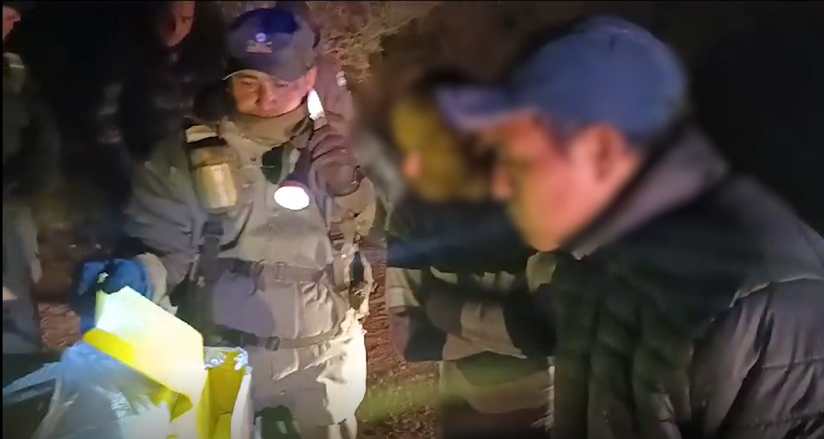 Detuvieron a un gendarme con más de 300 kilos de cocaína en Salta: había intentado fugarse de un control sorpresa de la misma fuerza Detuvieron a un gendarme con más de 300 kilos de cocaína en Salta: había intentado fugarse de un control sorpresa de la misma fuerza